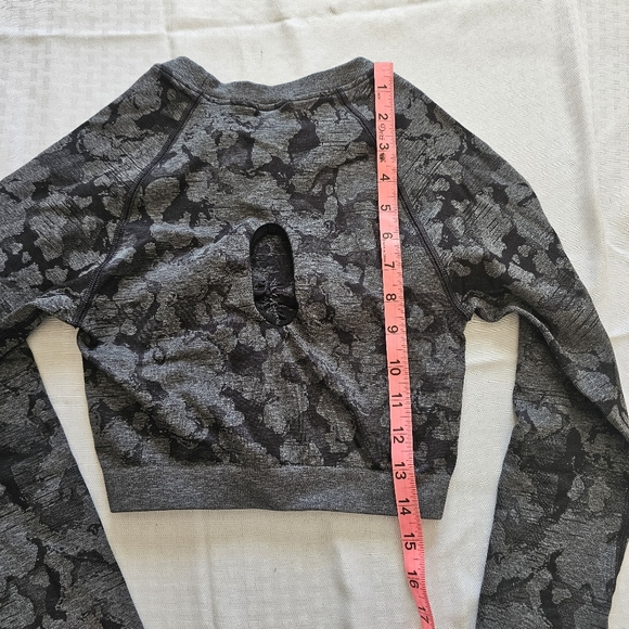 Gymshark Adapt Camo Seamless Ruched Crop Long Sleeve - Picture 6 of 6